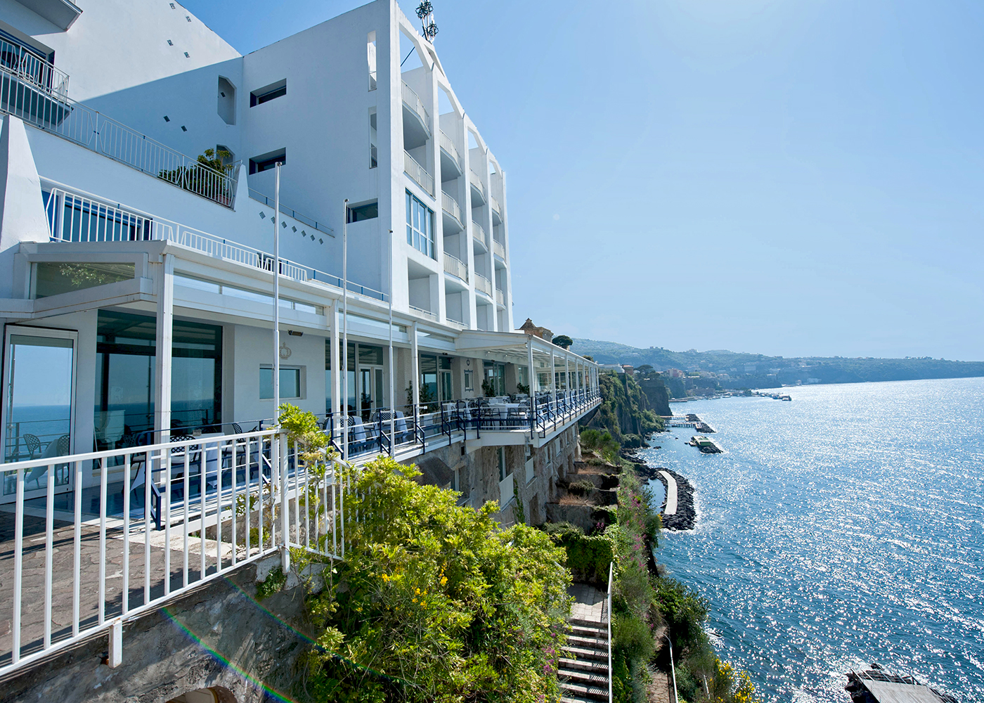 Hotel di lusso a Sorrento a strapiombo sul mare.