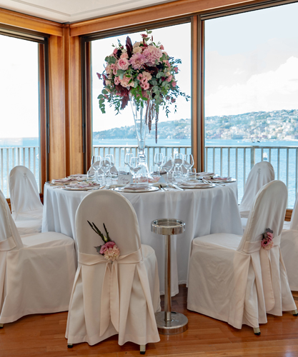 Royal Continental Hotel offers two panoramic restaurants for receptions, 'al Castello' restaurant and the wedding venue.
