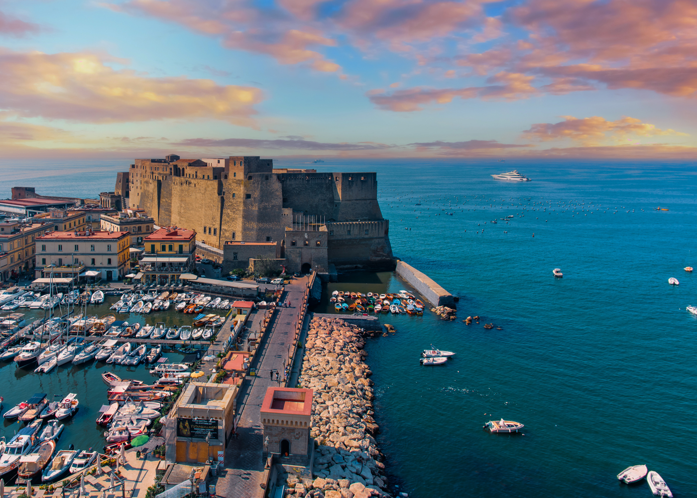 Hotel panoramico a Napoli con vista su Castel dell'Ovo.