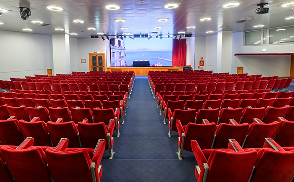 Il grande auditorium del centro meeting a Napoli ospita fino a 550 persone.