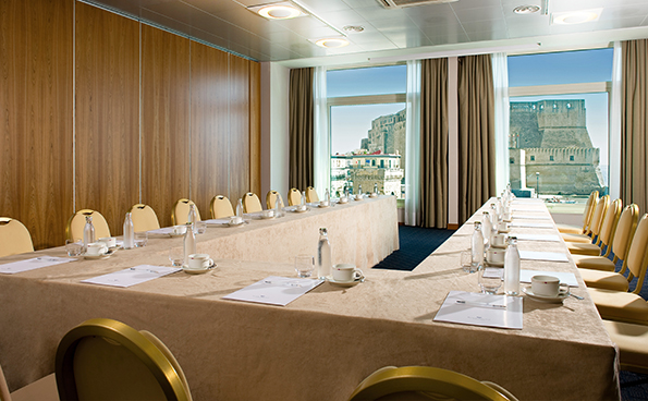 Suites suitable for small business meetings, in the conference hotel in Naples.