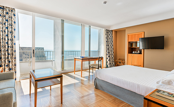 La camera panoramica con vista sul golfo di Napoli è elegante e confortevole.
