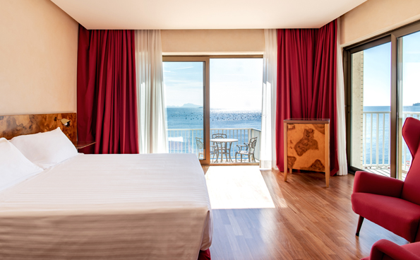 Alcune camere dell'hotel panoramico a Napoli conservano gli arredi originali ideati da Gio Ponti.